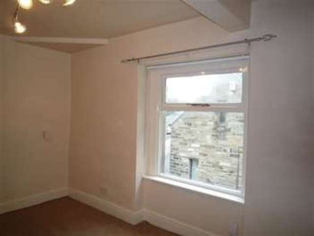  Image of 3 Bedroom Semi-Detached to rent at Milnsbridge, HD4 5SF