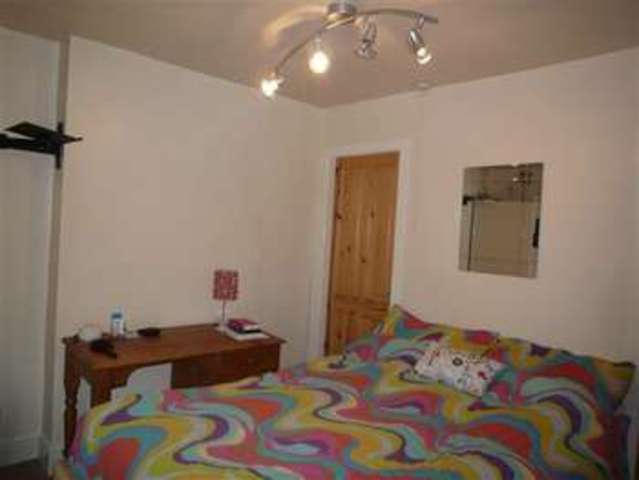  Image of 3 Bedroom Semi-Detached to rent at Milnsbridge, HD4 5SF