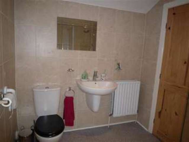  Image of 3 Bedroom Semi-Detached to rent at Milnsbridge, HD4 5SF