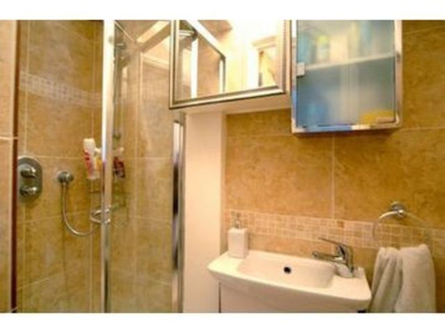  Image of 1 Bedroom End of Terrace to rent at Fulham  London, SW6 6AX