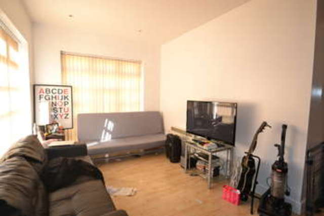  Image of 3 Bedroom Flat to rent at Commercial Road  Aldgate, E1 1LL