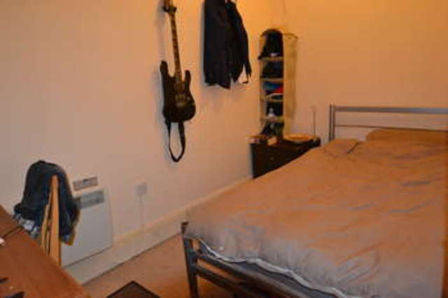  Image of 3 Bedroom Flat to rent at Commercial Road  Aldgate, E1 1LL