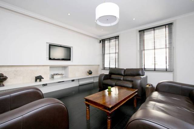  Image of 2 Bedroom Flat to rent at Westbourne Grove  London, W2 4UP