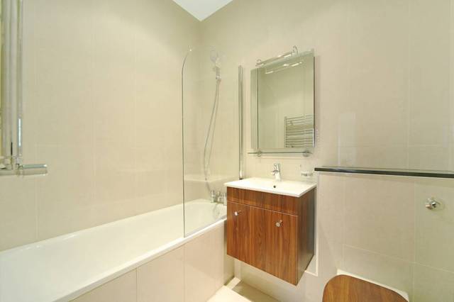  Image of 3 Bedroom Flat to rent at Westbourne Street  London, W2 2TZ