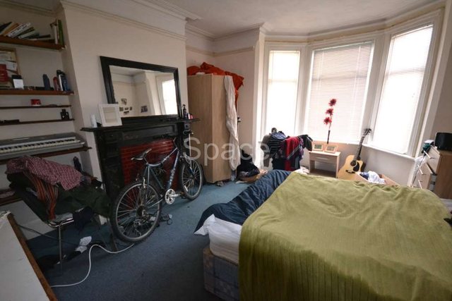  Image of 6 Bedroom Semi-Detached to rent at Basingstoke Road  Reading, RG2 0ET