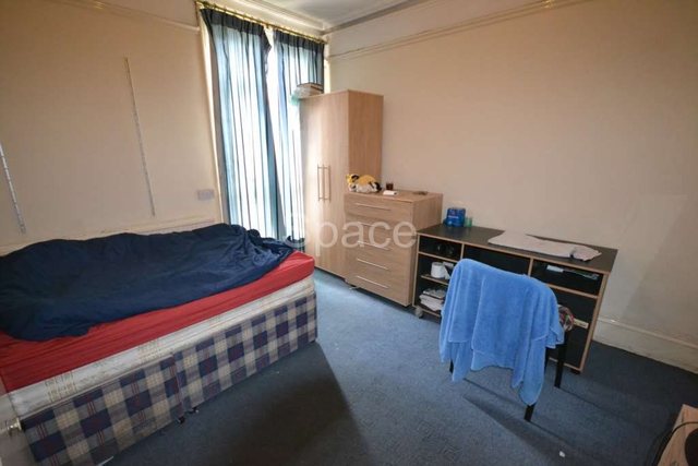  Image of 6 Bedroom Semi-Detached to rent at Basingstoke Road  Reading, RG2 0ET