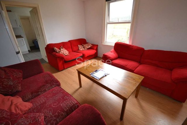  Image of 6 Bedroom Semi-Detached to rent at Basingstoke Road  Reading, RG2 0ET