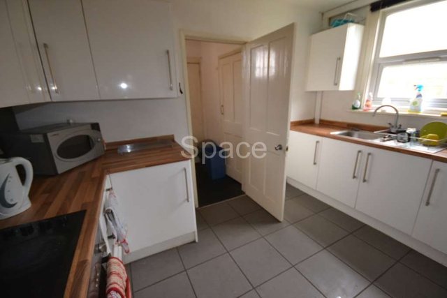  Image of 6 Bedroom Semi-Detached to rent at Basingstoke Road  Reading, RG2 0ET