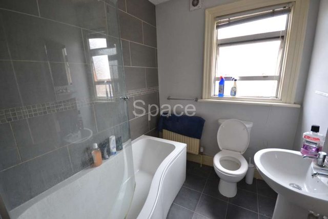  Image of 6 Bedroom Semi-Detached to rent at Basingstoke Road  Reading, RG2 0ET