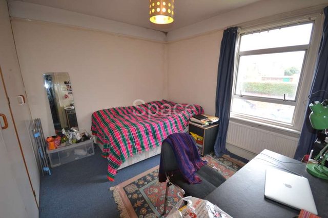  Image of 6 Bedroom Semi-Detached to rent at Basingstoke Road  Reading, RG2 0ET