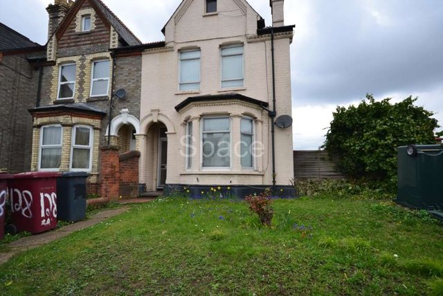 Image of 6 Bedroom Semi-Detached to rent at Basingstoke Road  Reading, RG2 0ET