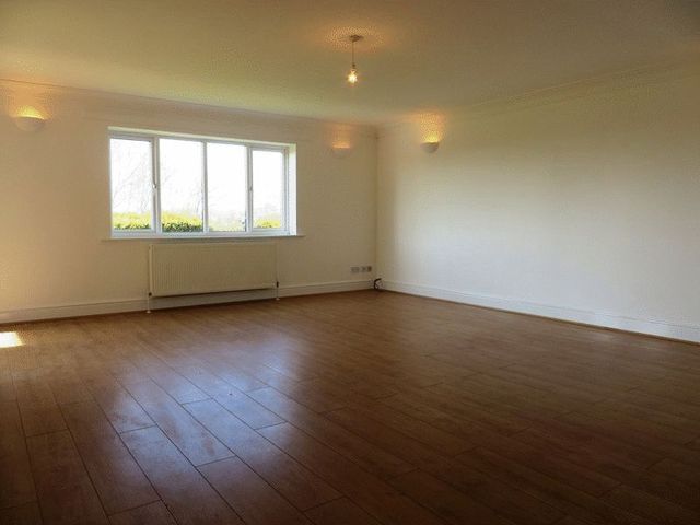  Image of 3 Bedroom Flat to rent at Beechfield Gardens  Southport, PR8 2SW