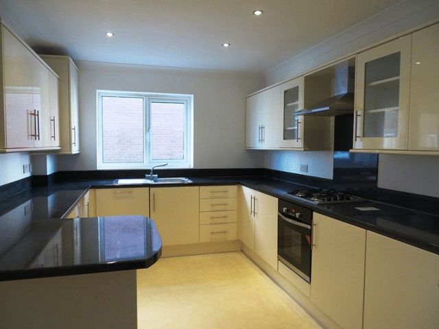  Image of 3 Bedroom Flat to rent at Beechfield Gardens  Southport, PR8 2SW