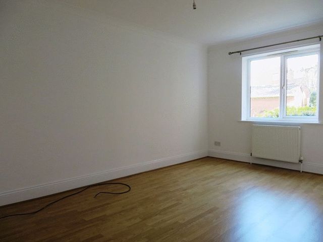  Image of 3 Bedroom Flat to rent at Beechfield Gardens  Southport, PR8 2SW
