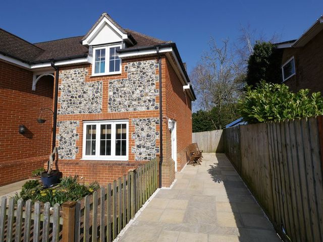  Image of 1 Bedroom Flat to rent at 12 Churchfield Lane  Benson, OX10 6SH