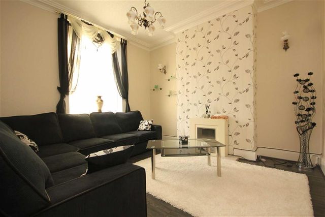  Image of 3 Bedroom Property to rent at Bury Road Rochdale Rochdale, OL11 4EB
