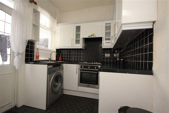  Image of 3 Bedroom Property to rent at Bury Road Rochdale Rochdale, OL11 4EB
