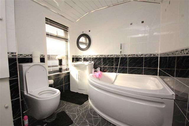  Image of 3 Bedroom Property to rent at Bury Road Rochdale Rochdale, OL11 4EB