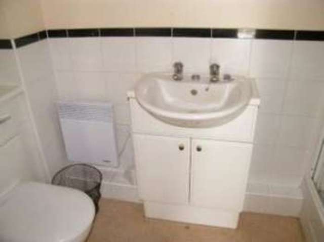  Image of 2 Bedroom Flat for sale at 15 Drummond Road Croydon Croydon, CR0 1TW
