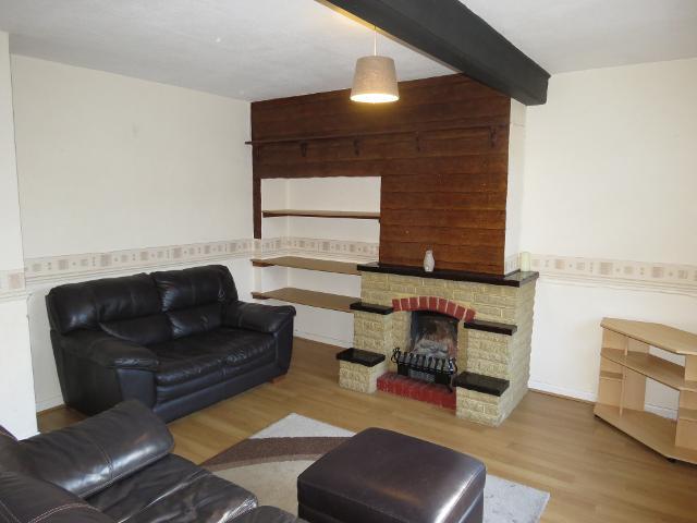  Image of 3 Bedroom Semi-Detached to rent at Morden  London, SM4 6SB