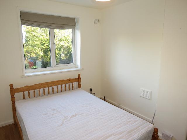  Image of 3 Bedroom Semi-Detached to rent at Morden  London, SM4 6SB
