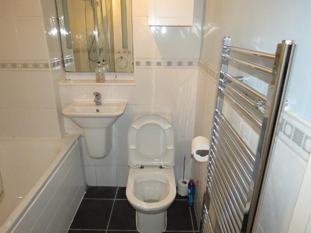  Image of 3 Bedroom Semi-Detached to rent at Morden  London, SM4 6SB