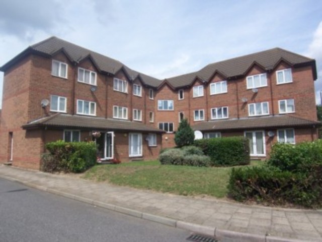  Image of 1 Bedroom Flat to rent at Frobisher Road  Erith, DA8 2PQ