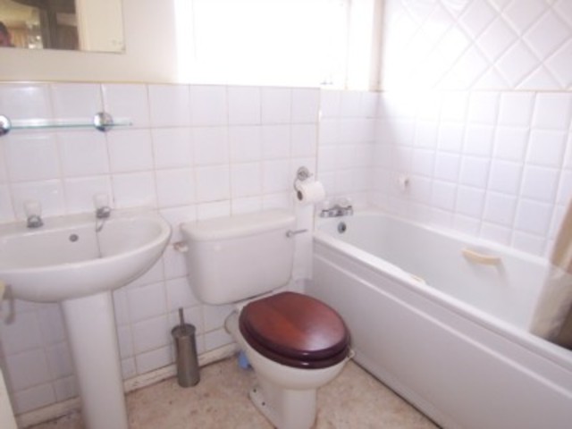  Image of 1 Bedroom Flat to rent at Frobisher Road  Erith, DA8 2PQ