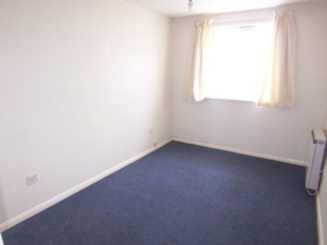 Image of 1 Bedroom Flat to rent at Frobisher Road  Erith, DA8 2PQ