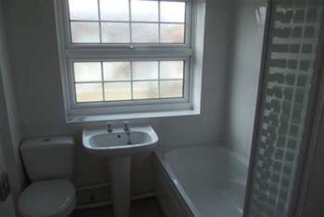  Image of 4 Bedroom Detached to rent at Broxbourne, EN10 6PG