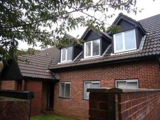  Image of 2 Bedroom Flat to rent at Lytchett Matravers  Poole, BH16 6BN