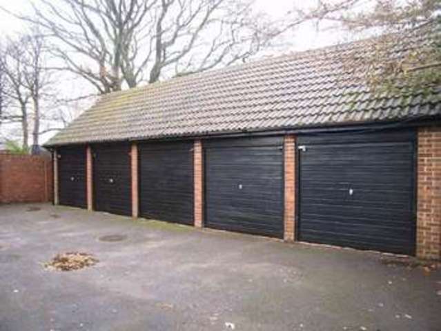  Image of 2 Bedroom Flat to rent at Lytchett Matravers  Poole, BH16 6BN