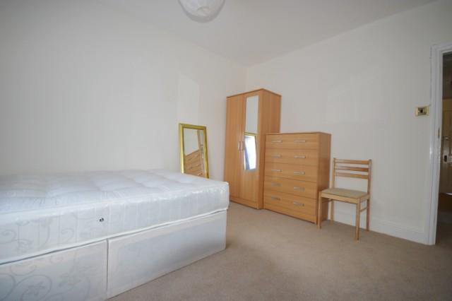  Image of 4 Bedroom Flat to rent at Shepherds Bush, W12 0JR