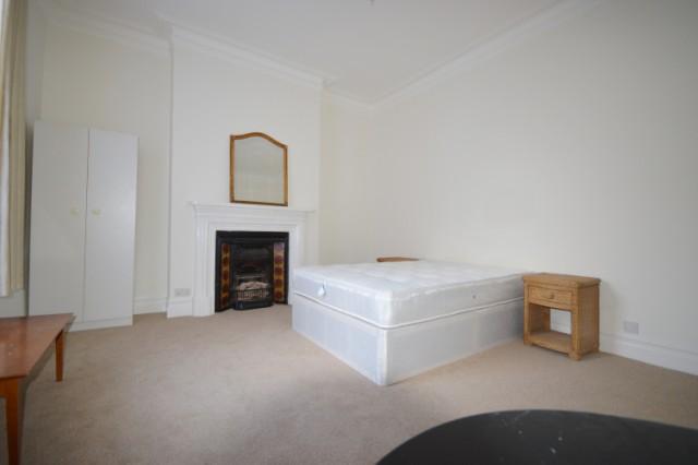  Image of 4 Bedroom Flat to rent at Shepherds Bush, W12 0JR
