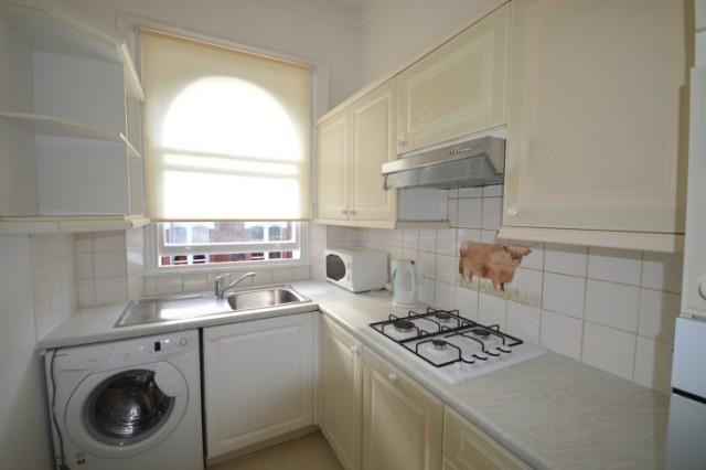  Image of 4 Bedroom Flat to rent at Shepherds Bush, W12 0JR