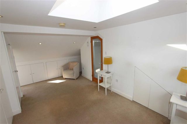  Image of 3 Bedroom Flat to rent at Radcliffe Road Winchmore Hilll Winchmore Hilll, N21 2SD