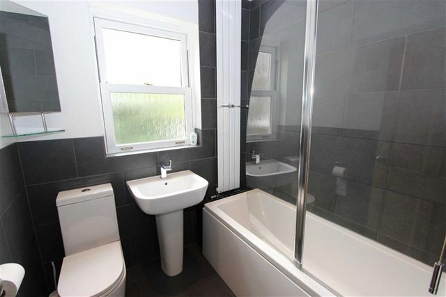  Image of 3 Bedroom Flat to rent at Radcliffe Road Winchmore Hilll Winchmore Hilll, N21 2SD