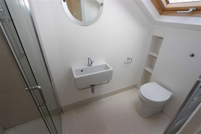  Image of 3 Bedroom Flat to rent at Radcliffe Road Winchmore Hilll Winchmore Hilll, N21 2SD