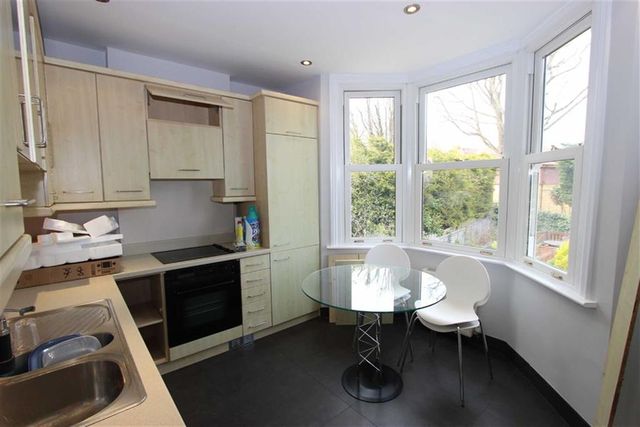  Image of 3 Bedroom Flat to rent at Radcliffe Road Winchmore Hilll Winchmore Hilll, N21 2SD