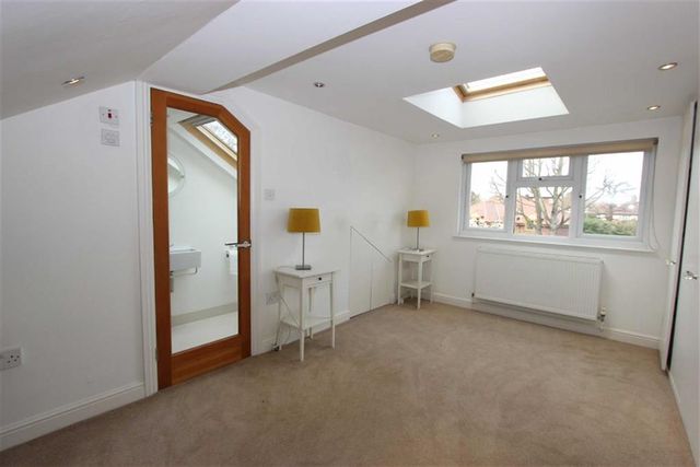  Image of 3 Bedroom Flat to rent at Radcliffe Road Winchmore Hilll Winchmore Hilll, N21 2SD