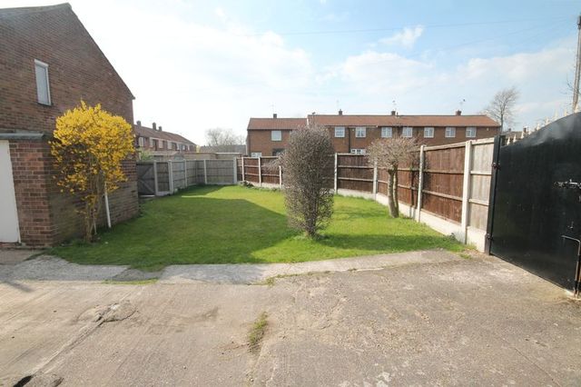  Image of 3 Bedroom Semi-Detached to rent at Rodsley Crescent Littleover Derby, DE23 2NY