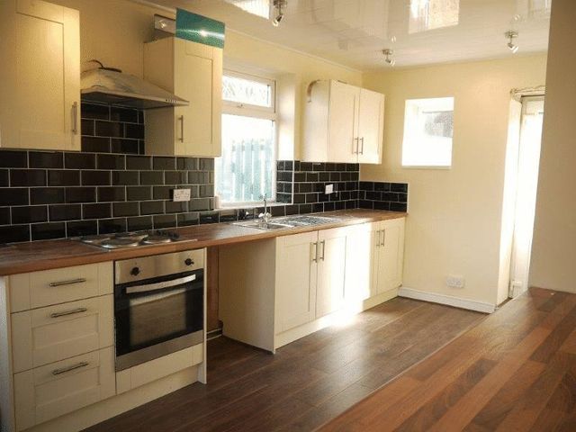  Image of 3 Bedroom Semi-Detached to rent at Rowlestone Rise Greengates Bradford, BD10 0DS