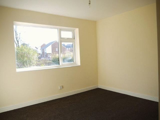  Image of 3 Bedroom Semi-Detached to rent at Rowlestone Rise Greengates Bradford, BD10 0DS