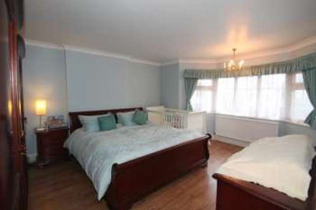  Image of 3 Bedroom Detached for sale at Shaftesbury Avenue  Harrow, HA2 0NZ