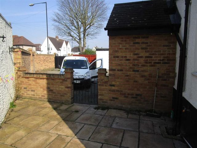  Image of 3 Bedroom Property for sale at St Andrews Way Cippenham Cippenham, SL1 5NL