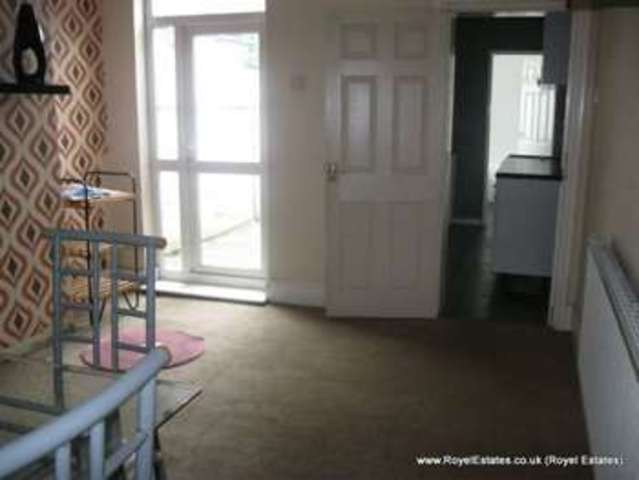  Image of 2 Bedroom Terraced to rent at Tat Bank Road  Oldbury, B68 8NP