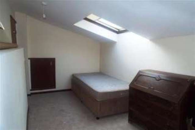  Image of 2 Bedroom Flat to rent at Brentwood, CM13 2AD