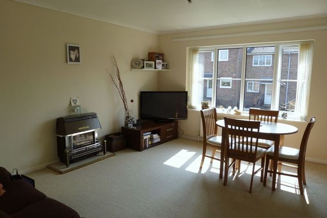  Image of 2 Bedroom Flat for sale at The Hollows  Newport, PO30 5AJ