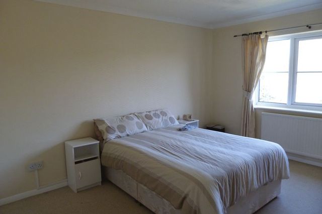  Image of 2 Bedroom Flat for sale at The Hollows  Newport, PO30 5AJ