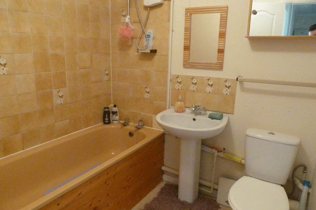  Image of 2 Bedroom Flat for sale at The Hollows  Newport, PO30 5AJ